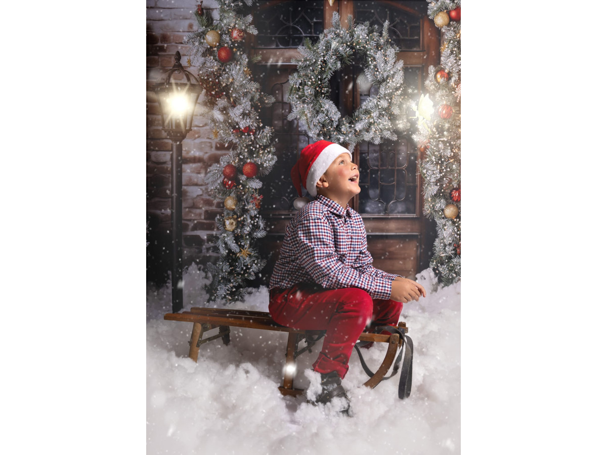 Christmas photo backdrop Put the Light on – wooden door with wreath and lit fir trees on brick | Colors&Drops