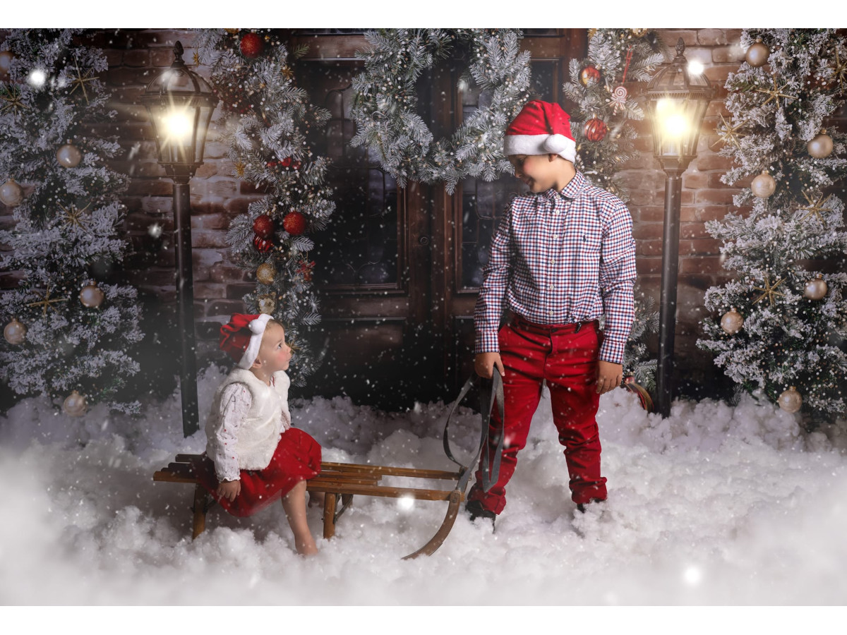 Christmas photo backdrop Put the Light on – wooden door with wreath and lit fir trees on brick | Colors&Drops