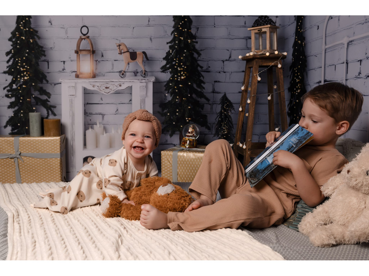 Christmas photo backdrop Sapine Morning – white headboard between two fir trees | Colors&Drops