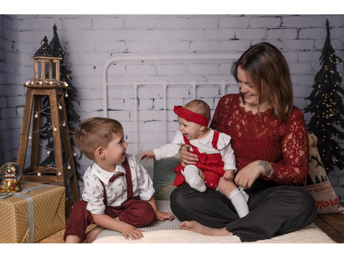 Christmas photo backdrop Sapine Morning – white headboard between two fir trees | Colors&Drops