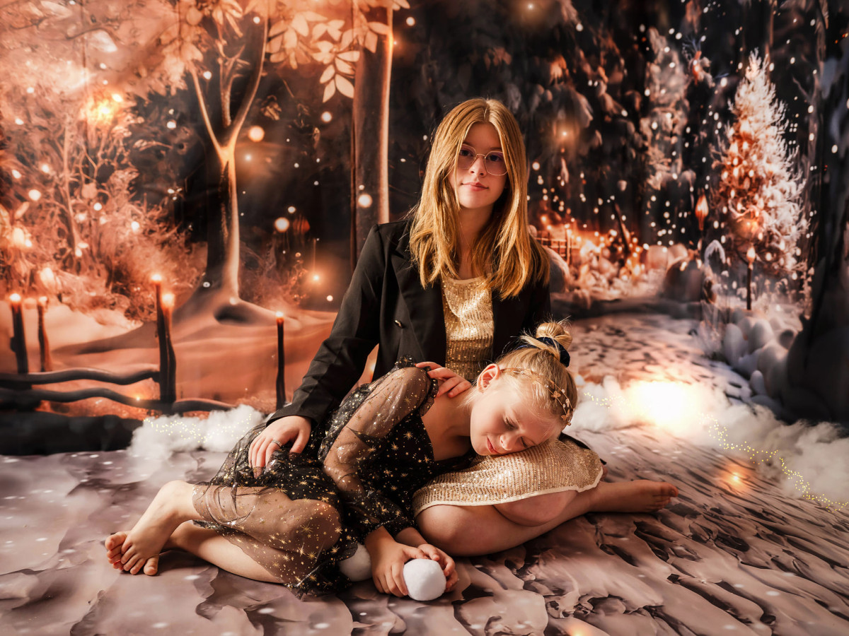 Fond photo d'angle de Noël Winter Dear + Winter Dear Floor – cerf en forêt d'hiver avec sol de neige tassée | Colors&Drops