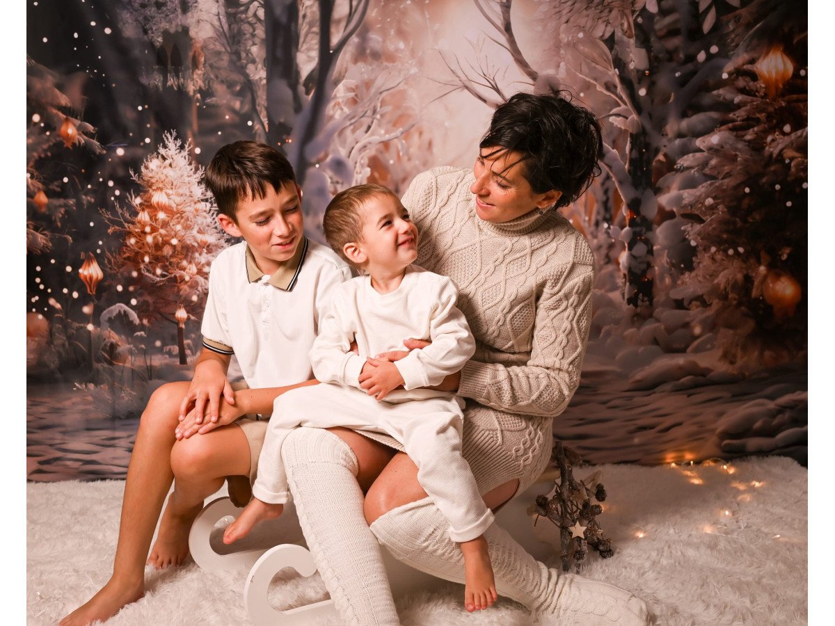 Fond photo d'angle de Noël Winter Dear + Neige – forêt d'hiver avec cerf et sol enneigé | Colors&Drops