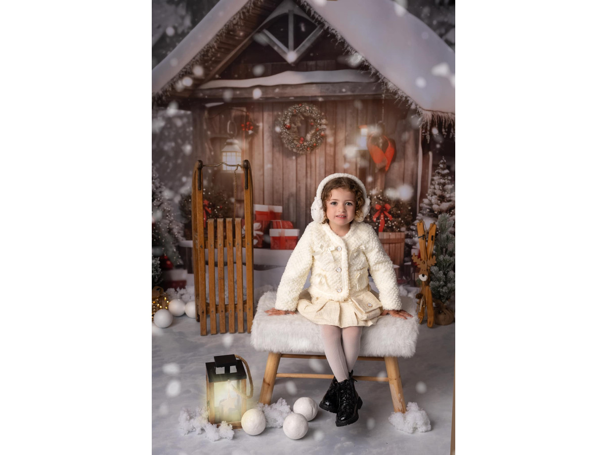 Fond photo d'angle de Noël Winter Snow Chalet + Neige – chalet et bonhomme de neige avec sol enneigé | Colors&Drops