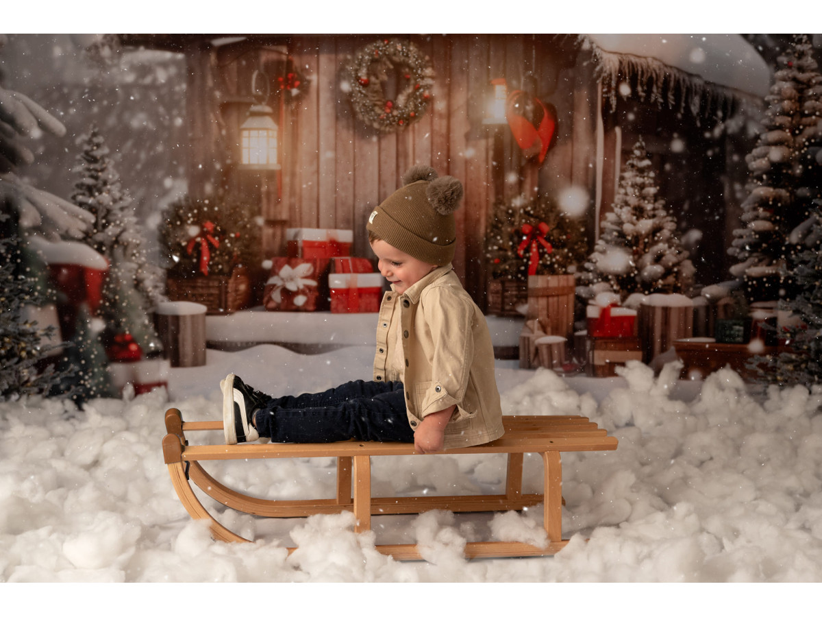 Fond photo d'angle de Noël Winter Snow Chalet + Neige – chalet et bonhomme de neige avec sol enneigé | Colors&Drops