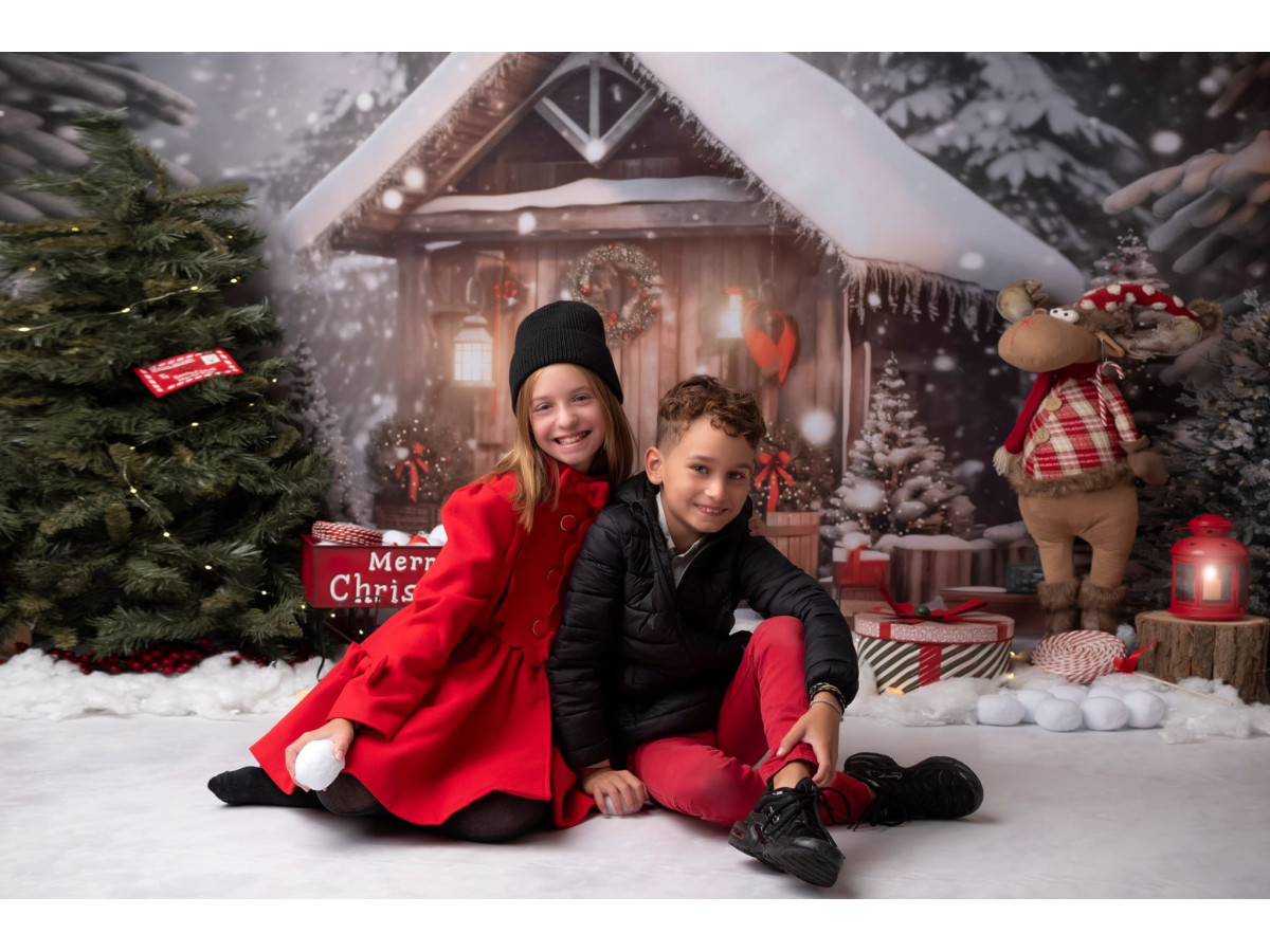 Fond photo d'angle de Noël Winter Snow Chalet + Neige – chalet et bonhomme de neige avec sol enneigé | Colors&Drops