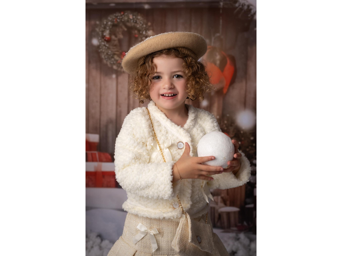 Christmas side photo backdrop Winter Snowman Side – snowman and gifts in front of wooden facade | Colors&Drops