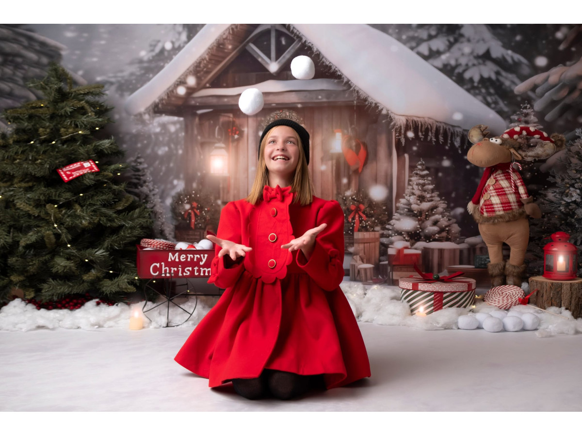 Christmas side photo backdrop Winter Snowman Side – snowman and gifts in front of wooden facade | Colors&Drops