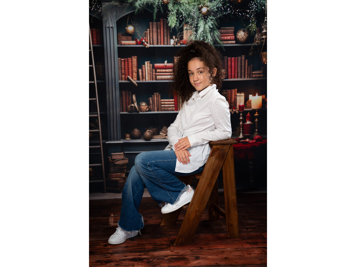 Side photo backdrop Xmas Fireplace Side – Christmas bookcase with ladder and garlands | Colors&Drops