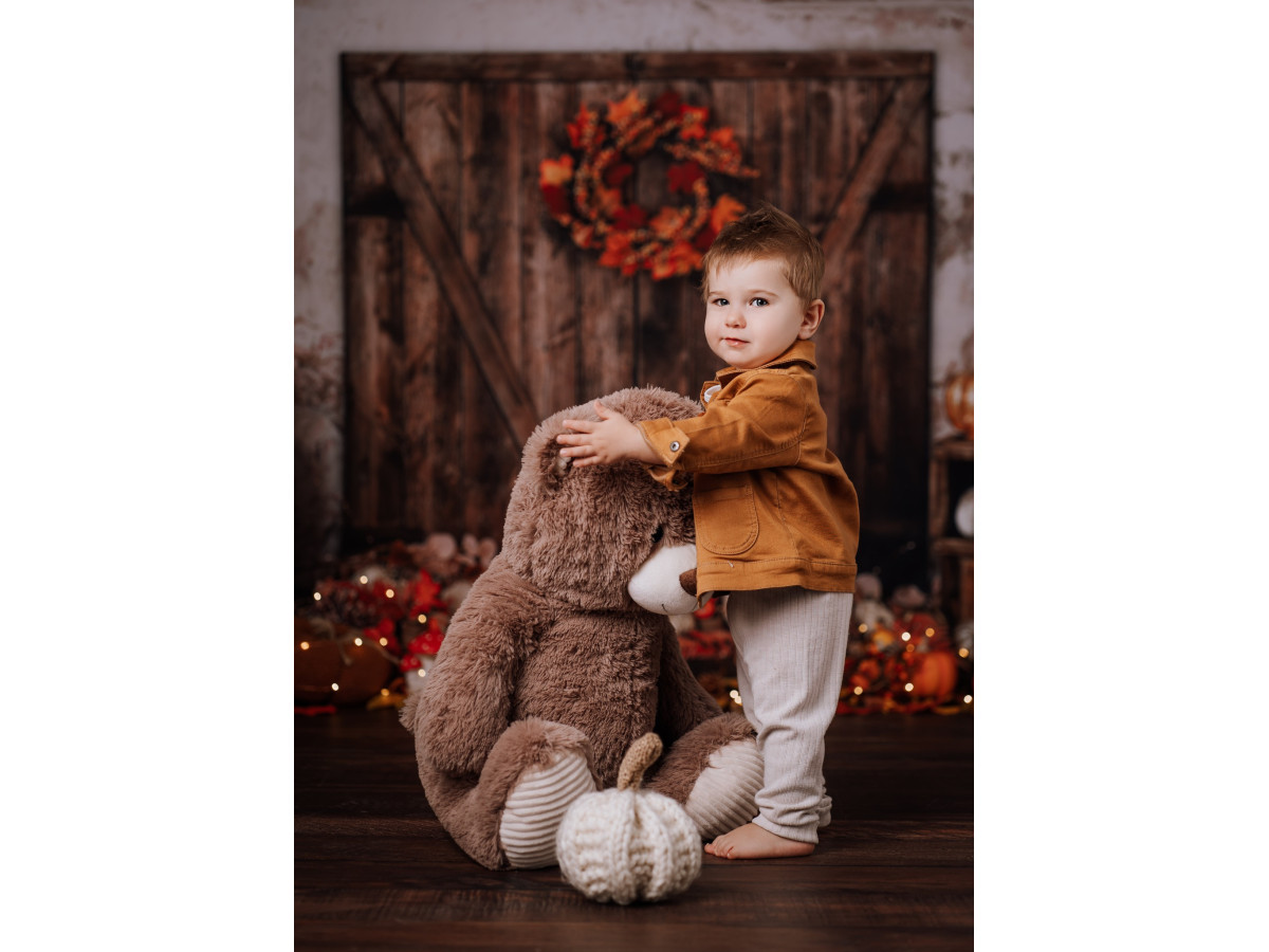Fond photo d'Halloween Old Door Pumpkins – porte de grange avec couronne d'automne et citrouilles | Colors&Drops
