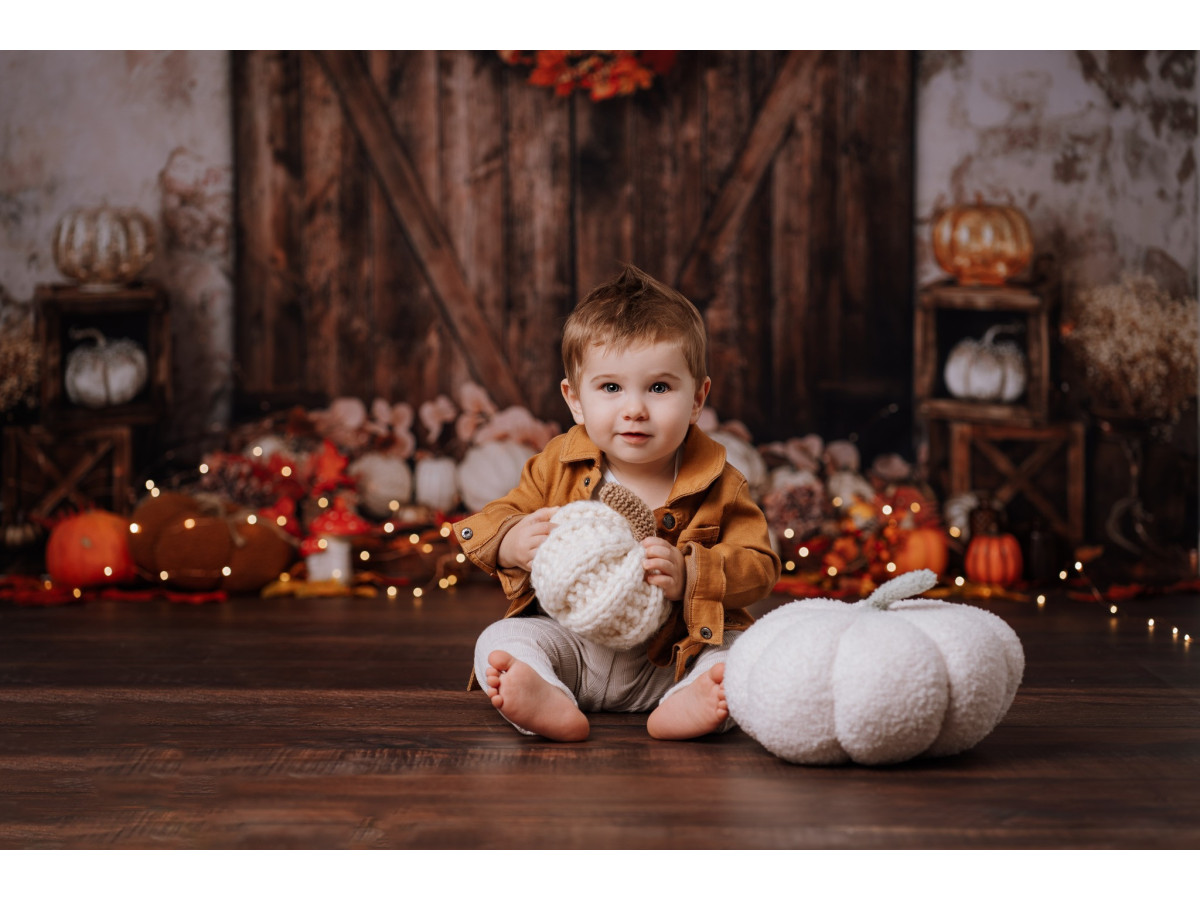 Fond photo d'Halloween Old Door Pumpkins – porte de grange avec couronne d'automne et citrouilles | Colors&Drops