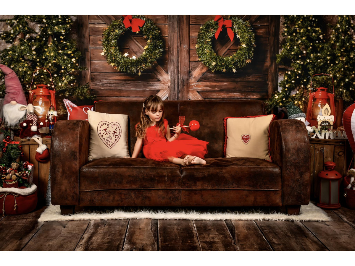 Fond photo Christmas Billie – porte de grange avec couronnes et coussins de Noël | Colors&Drops