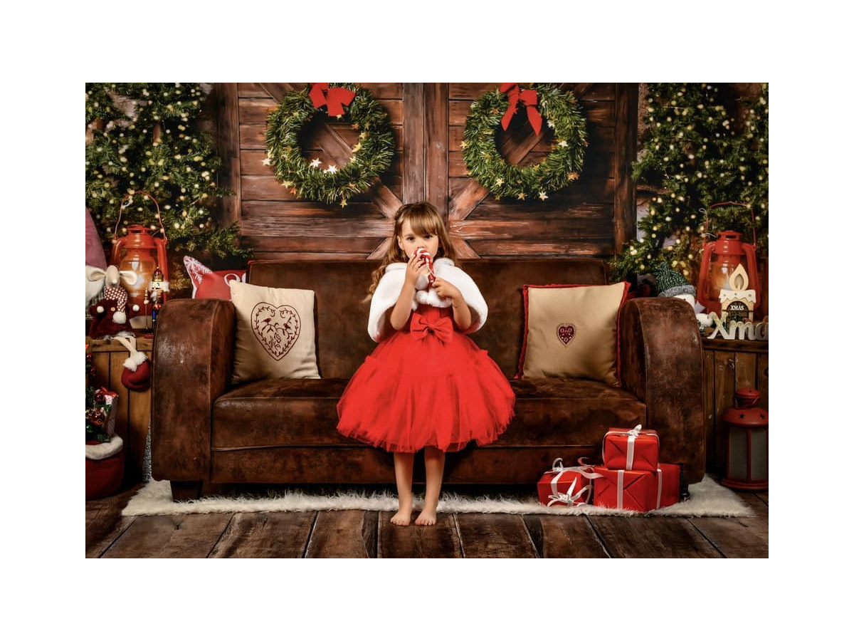 Fond photo Christmas Billie – porte de grange avec couronnes et coussins de Noël | Colors&Drops