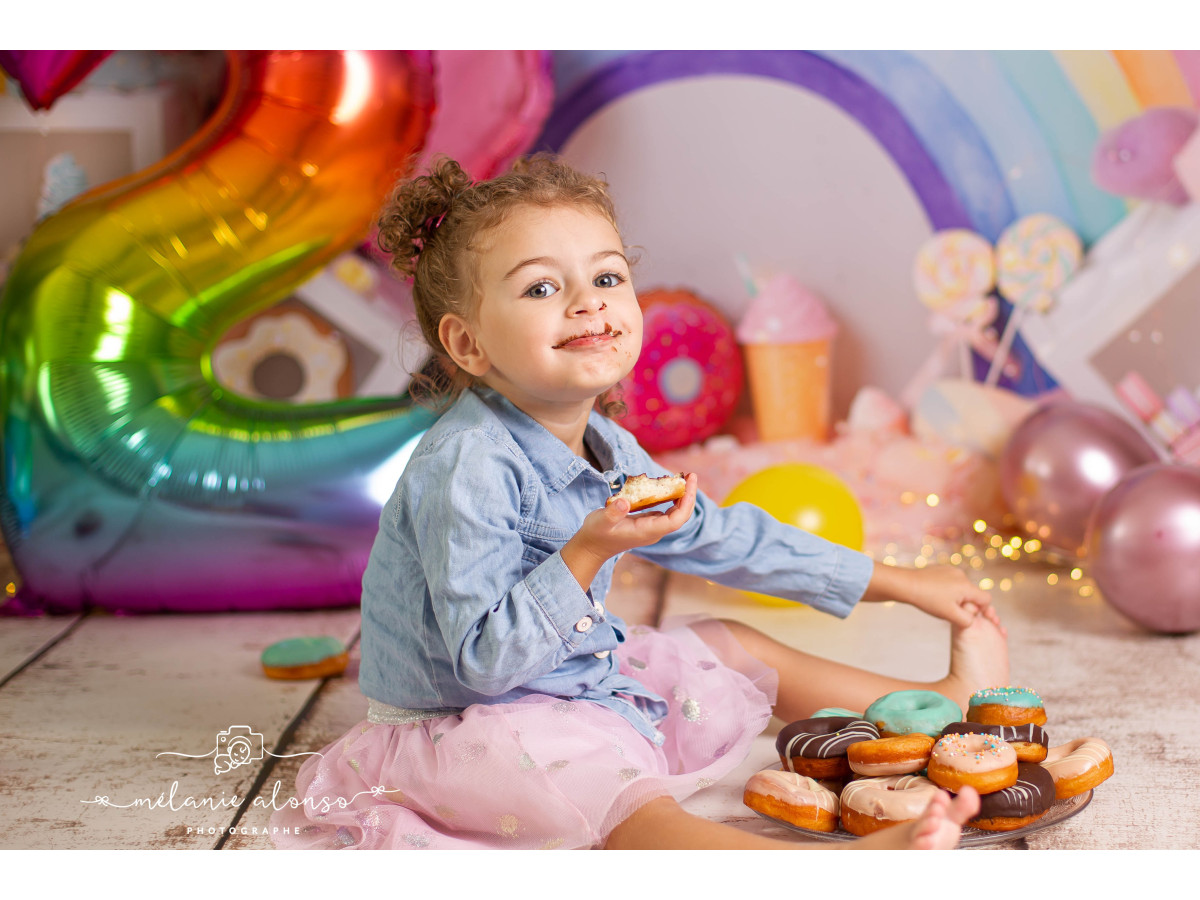 Fondo fotográfico de bebé y smash cake Rainbow Candy – arcoíris con piruletas, donuts y cubos | Colors&Drops