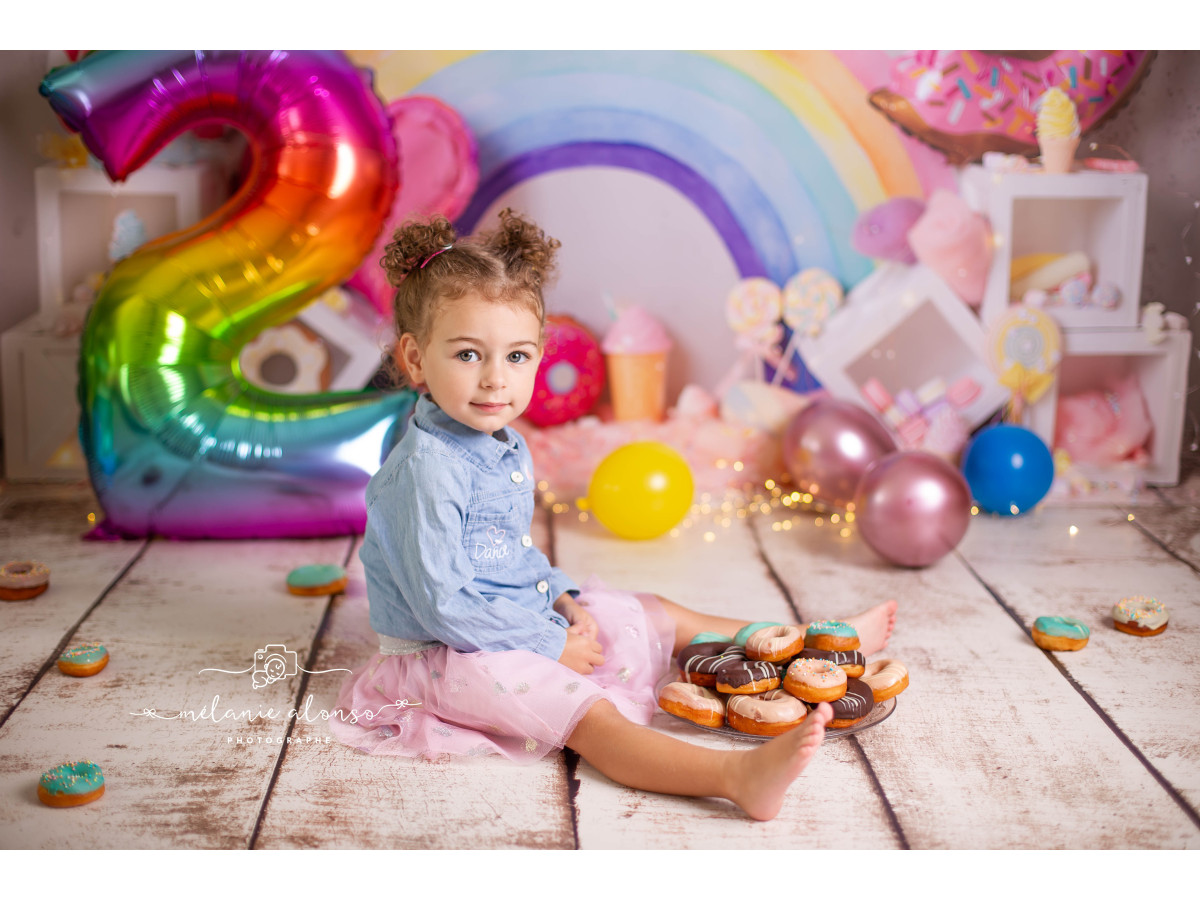 Fondo fotográfico de bebé y smash cake Rainbow Candy – arcoíris con piruletas, donuts y cubos | Colors&Drops