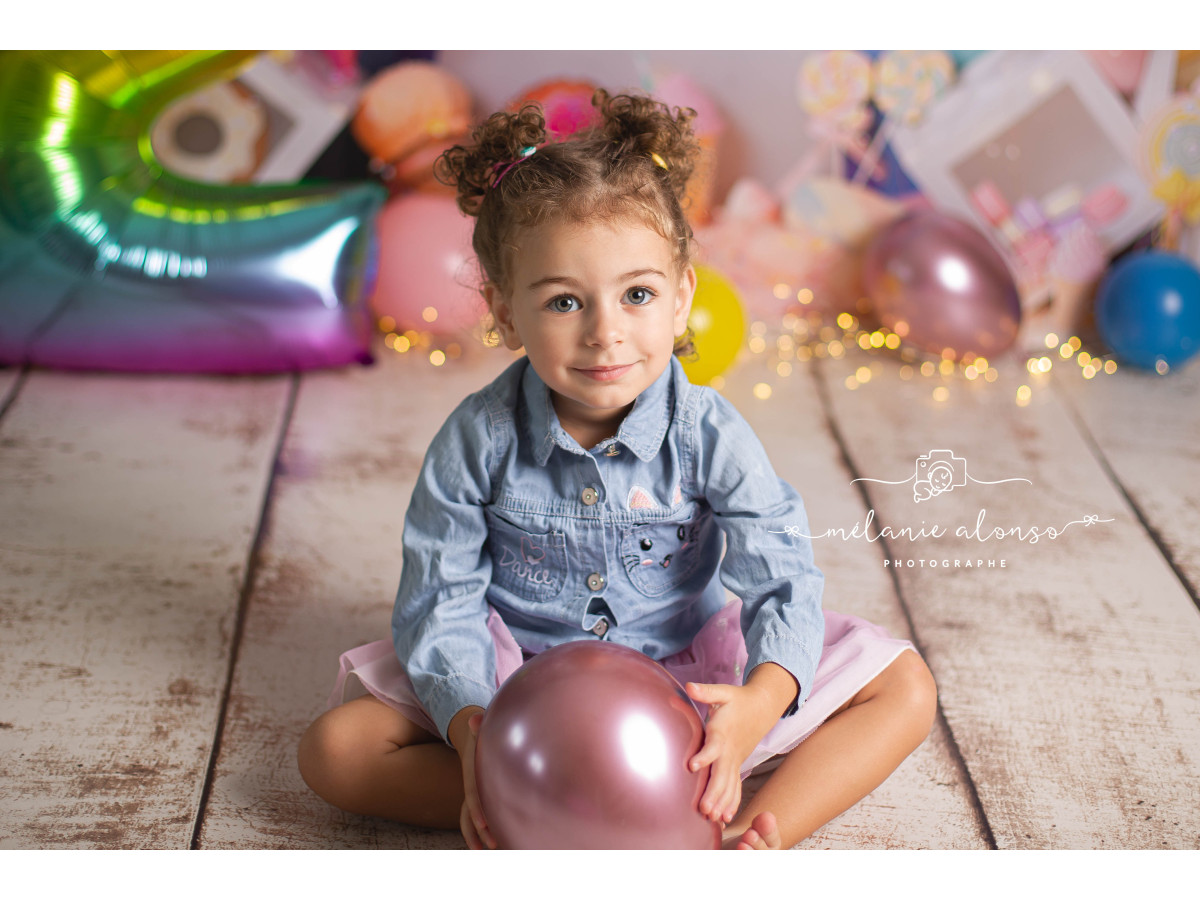Fondo fotográfico de bebé y smash cake Rainbow Candy – arcoíris con piruletas, donuts y cubos | Colors&Drops