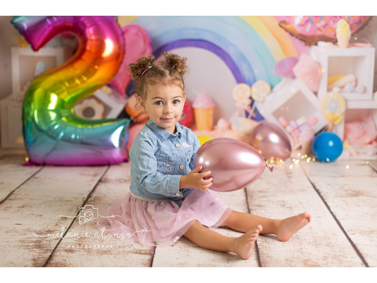 Fondo fotográfico de bebé y smash cake Rainbow Candy – arcoíris con piruletas, donuts y cubos | Colors&Drops