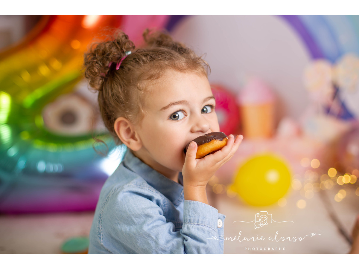 Fondo fotográfico de bebé y smash cake Rainbow Candy – arcoíris con piruletas, donuts y cubos | Colors&Drops