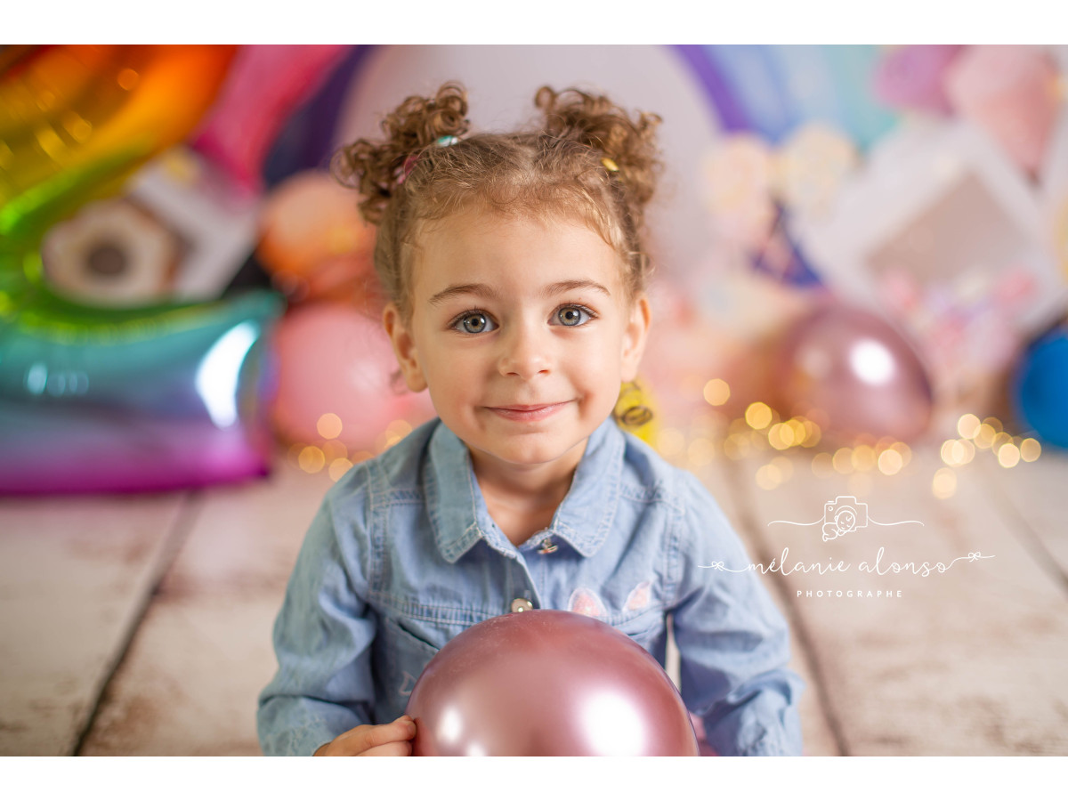 Fondo fotográfico de bebé y smash cake Rainbow Candy – arcoíris con piruletas, donuts y cubos | Colors&Drops