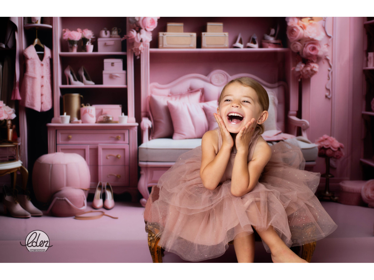 Fond photo Baby Doll Close – chambre de poupée rose avec lit, roses et dressing | Colors&Drops