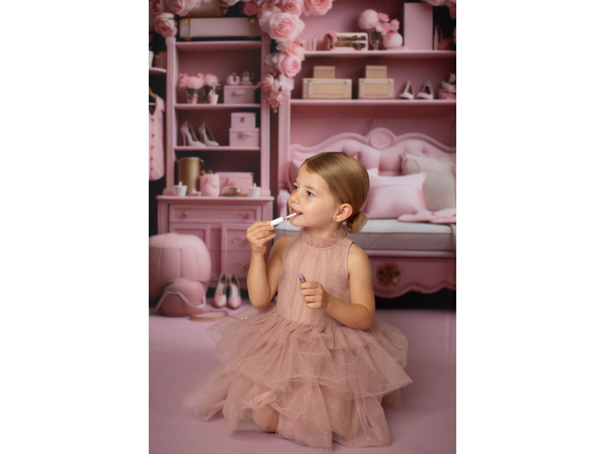 Fond photo Baby Doll Close – chambre de poupée rose avec lit, roses et dressing | Colors&Drops
