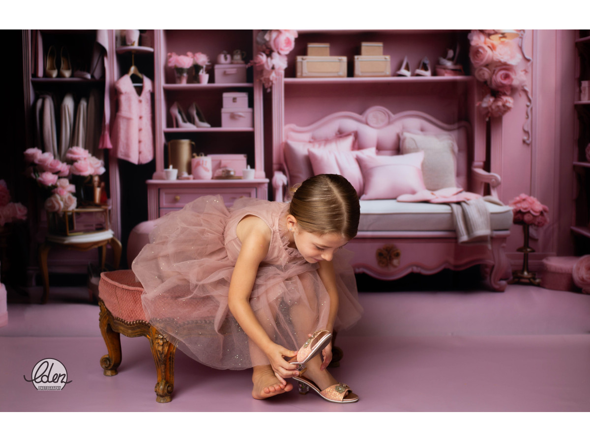 Fond photo Baby Doll Close – chambre de poupée rose avec lit, roses et dressing | Colors&Drops
