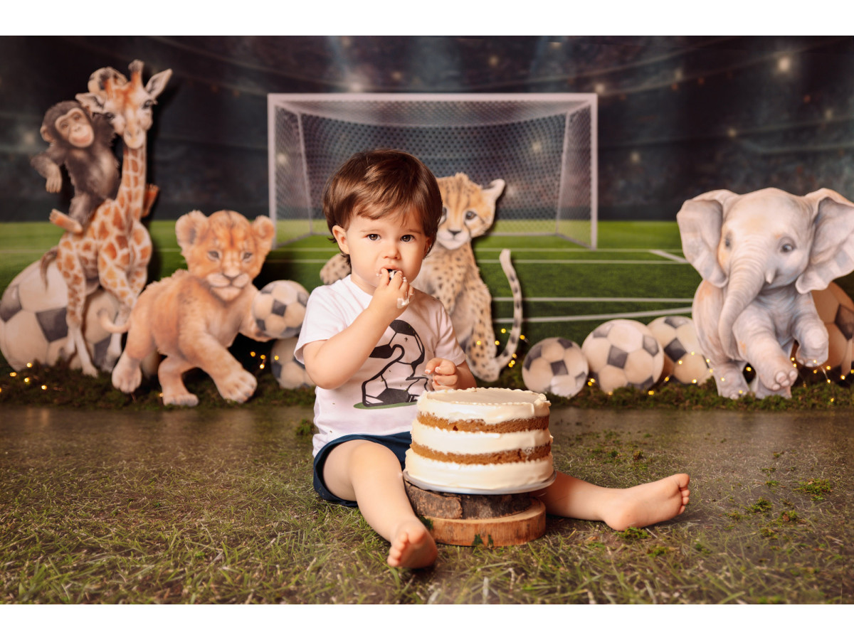Fondo fotográfico de bebé y smash cake Foot – estadio de fútbol con animales de peluche y balones | Colors&Drops