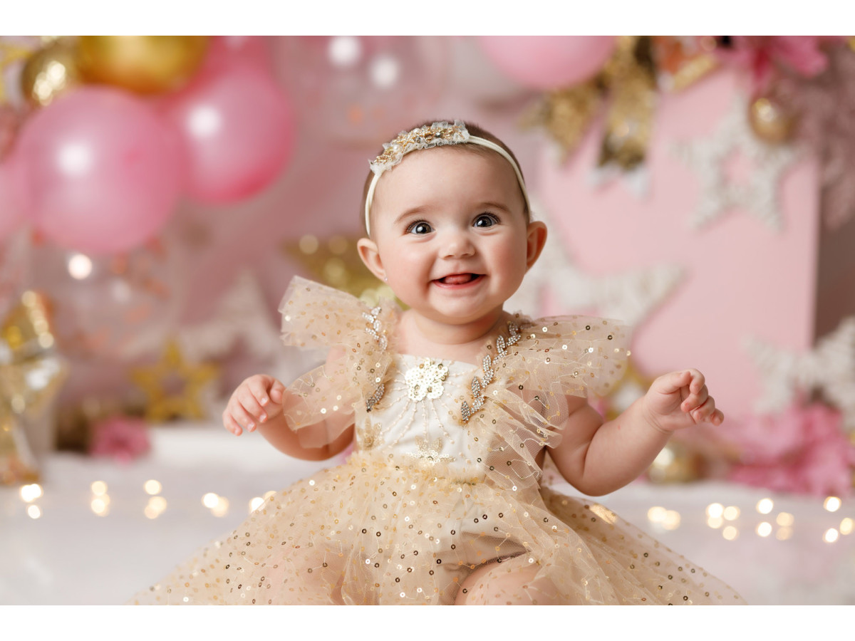 Fond photo bébé et smash cake Celestia – étoiles dorées et ballons roses sur fond rayé rose | Colors&Drops