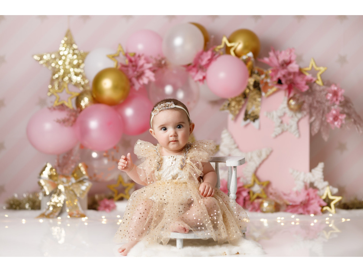 Fond photo bébé et smash cake Celestia – étoiles dorées et ballons roses sur fond rayé rose | Colors&Drops