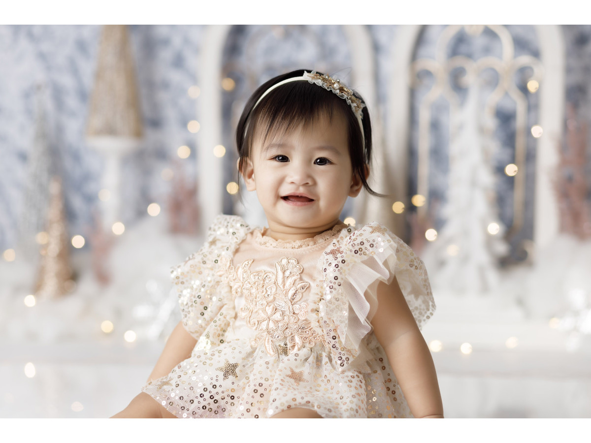 Fond photo bébé et smash cake Palais des Glaces – palais de glace aux arches gothiques en forêt enneigée | Colors&Drops