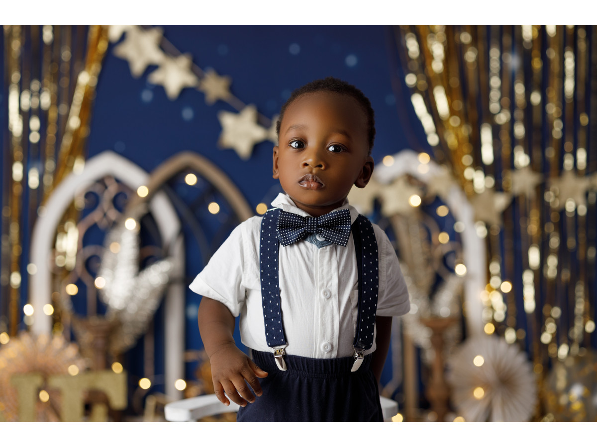 Fond photo bébé et smash cake Prince Royal – rideaux de franges dorées avec étoiles et fenêtres gothiques | Colors&Drops