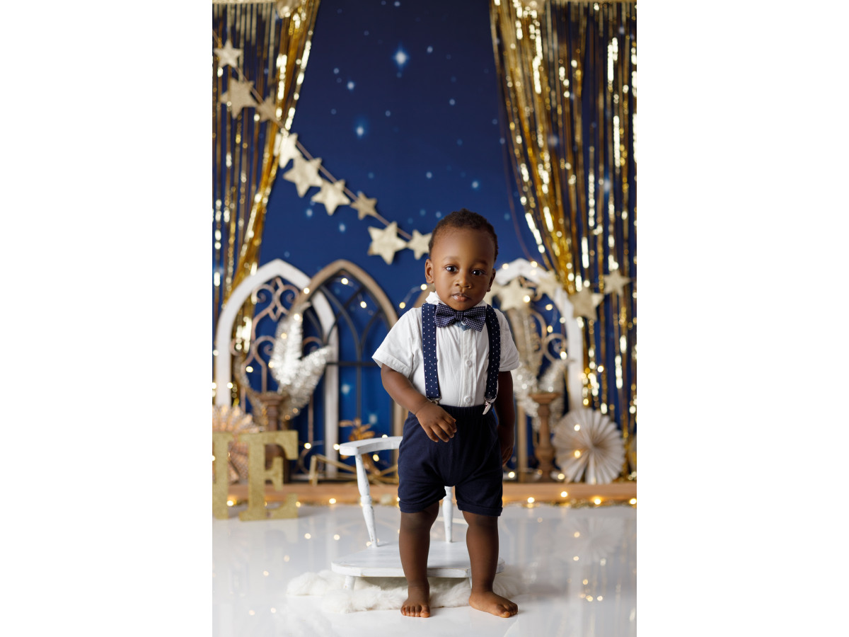 Fond photo bébé et smash cake Prince Royal – rideaux de franges dorées avec étoiles et fenêtres gothiques | Colors&Drops