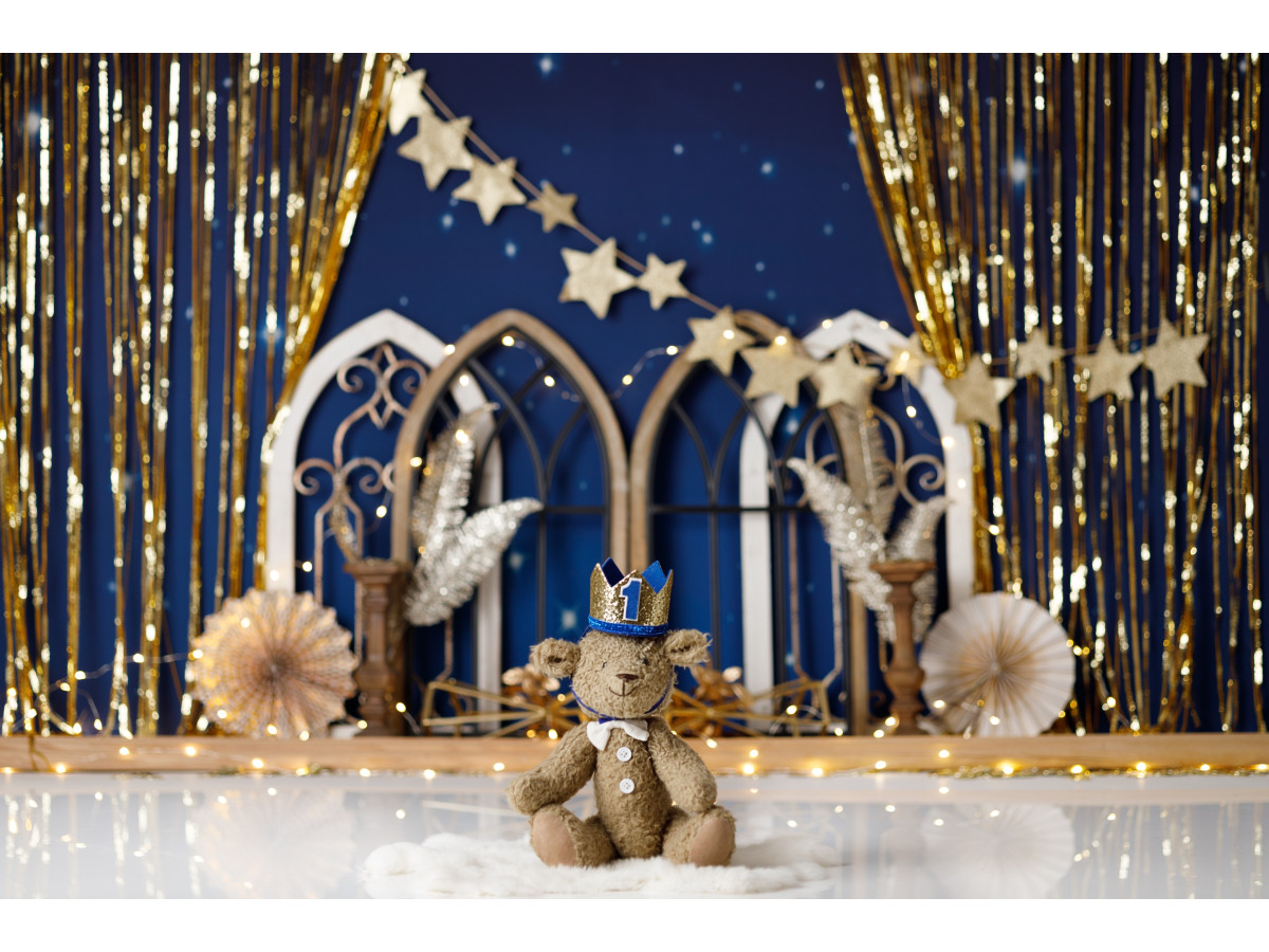 Fond photo bébé et smash cake Prince Royal – rideaux de franges dorées avec étoiles et fenêtres gothiques | Colors&Drops