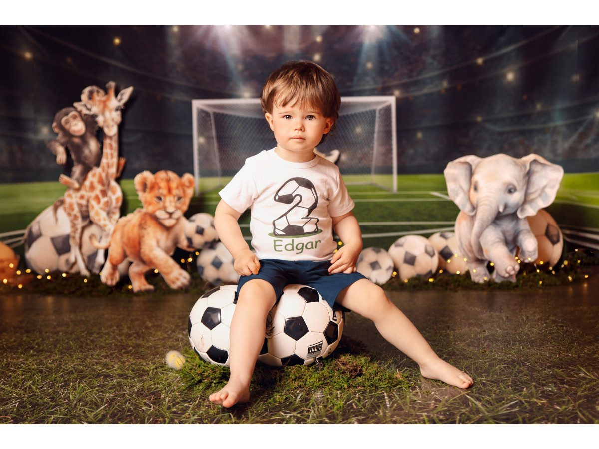 Fondo fotográfico de bebé y smash cake Foot – estadio de fútbol con animales de peluche y balones | Colors&Drops