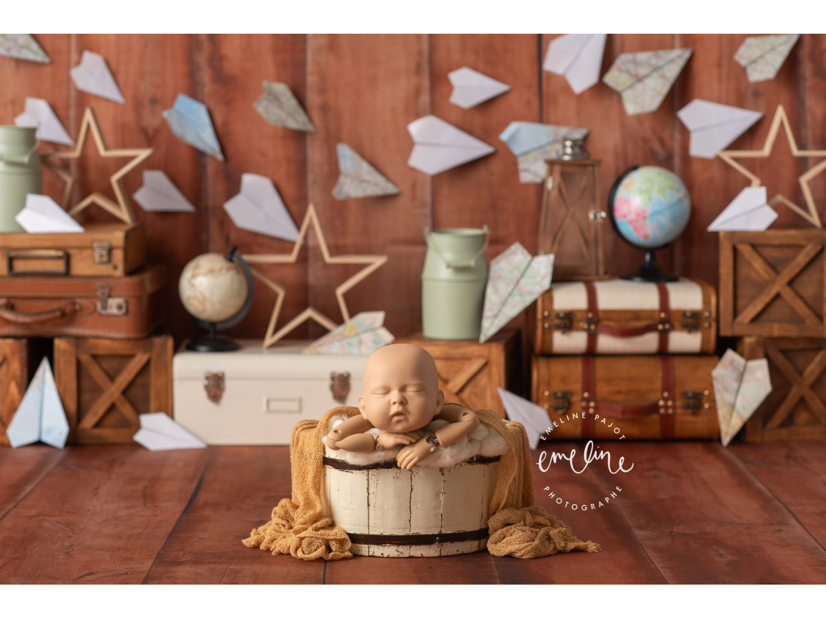 Baby & cake smash photo backdrop Paper Planes – paper planes and suitcases on wooden wall | Colors&Drops