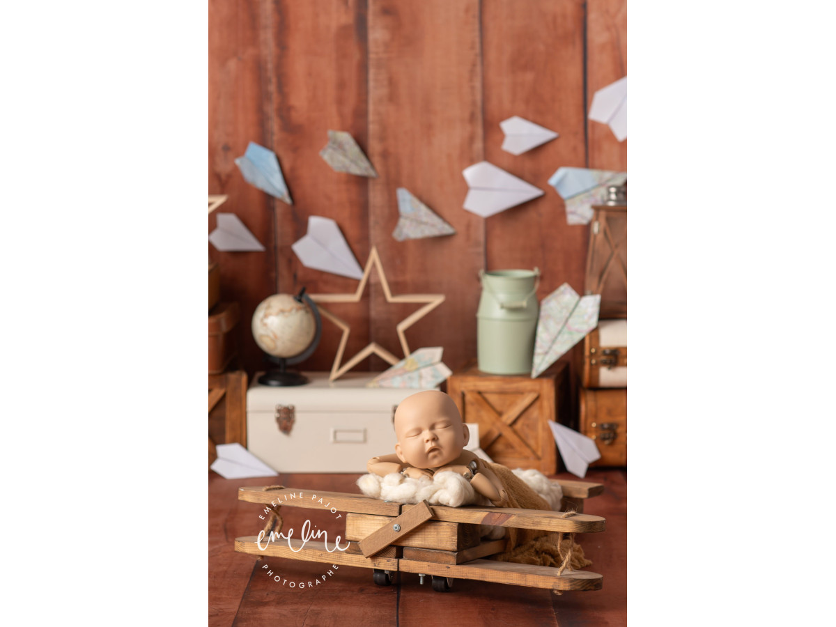 Baby & cake smash photo backdrop Paper Planes – paper planes and suitcases on wooden wall | Colors&Drops