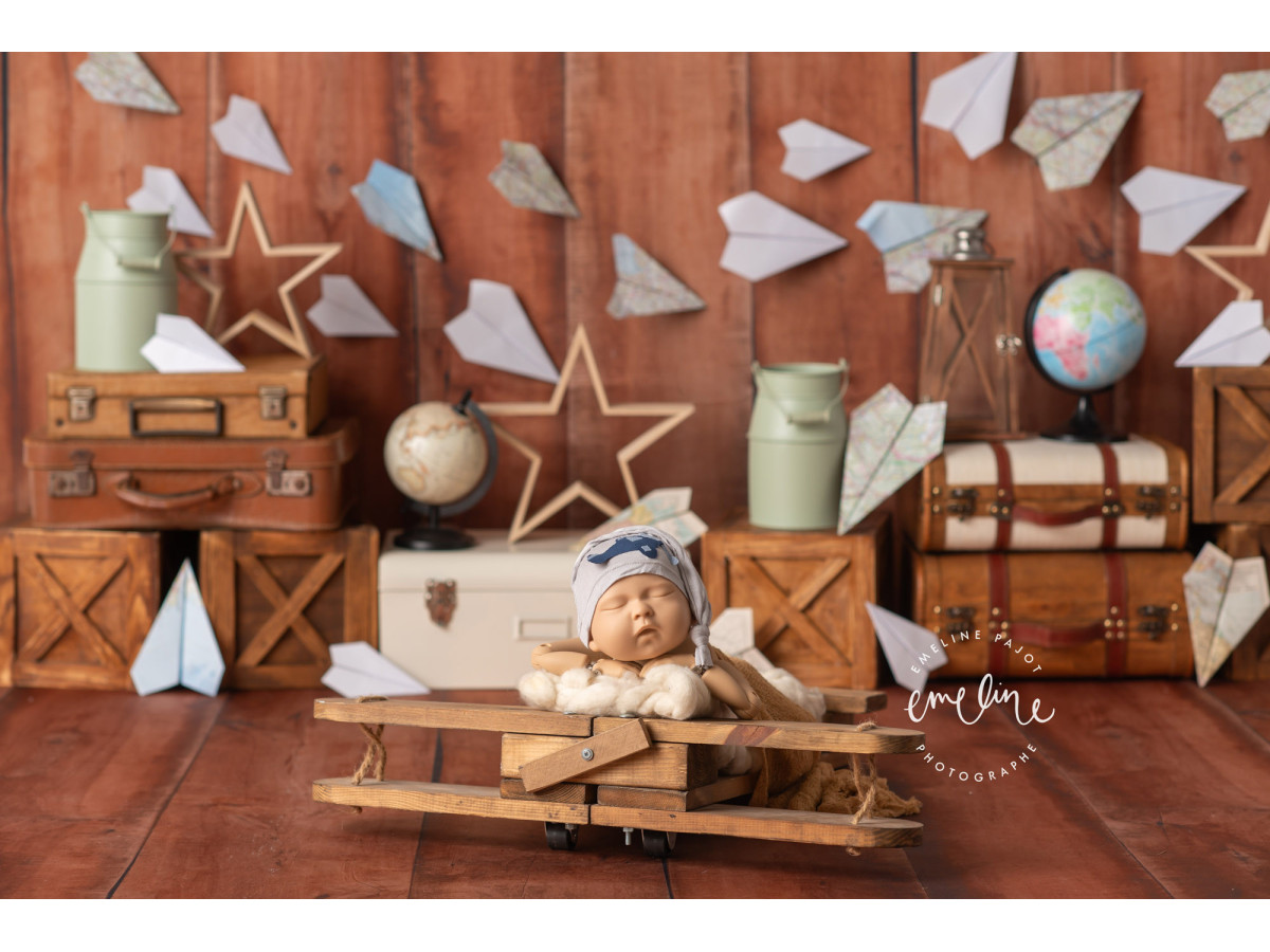 Baby & cake smash photo backdrop Paper Planes – paper planes and suitcases on wooden wall | Colors&Drops