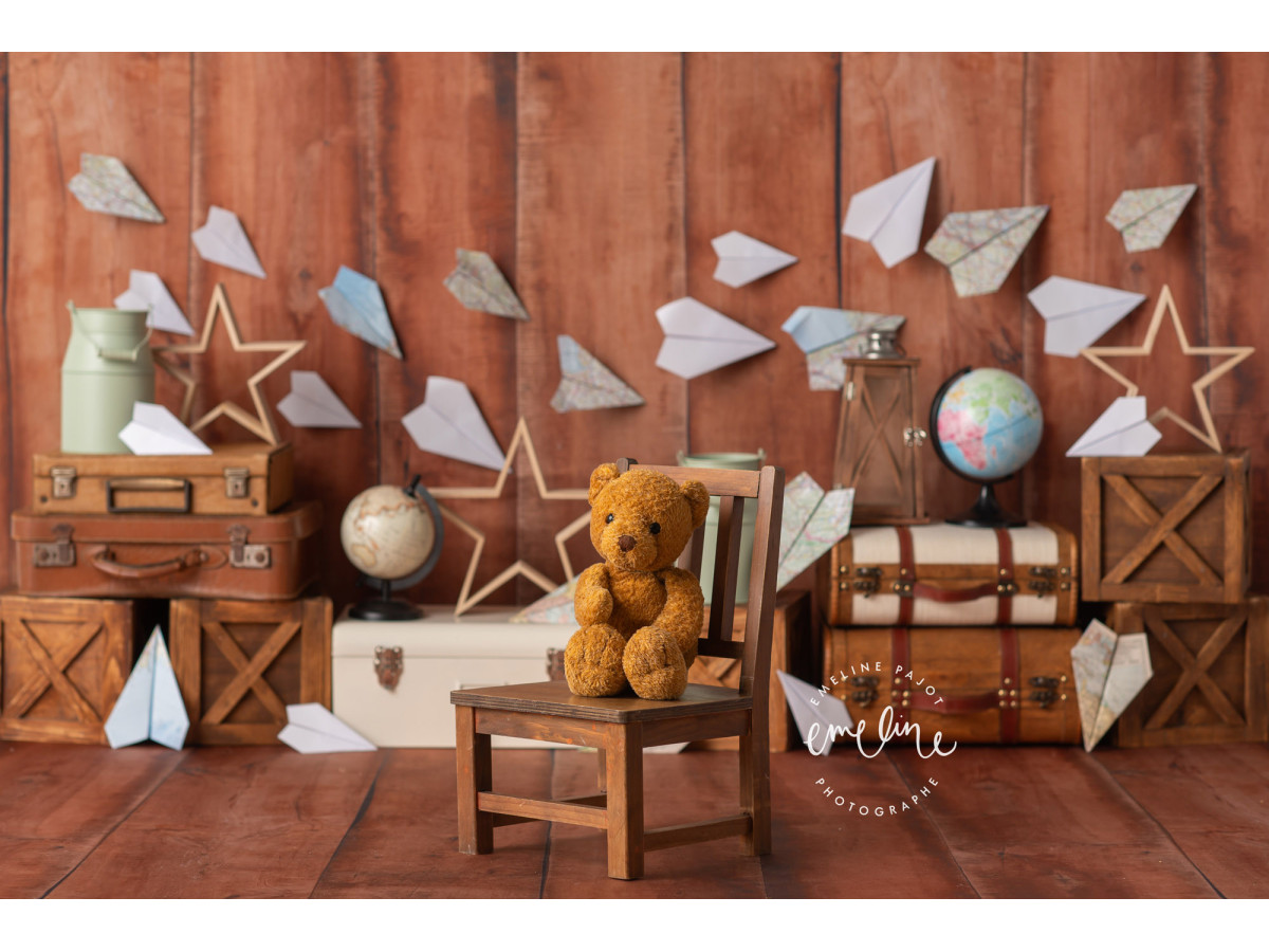 Baby & cake smash photo backdrop Paper Planes – paper planes and suitcases on wooden wall | Colors&Drops