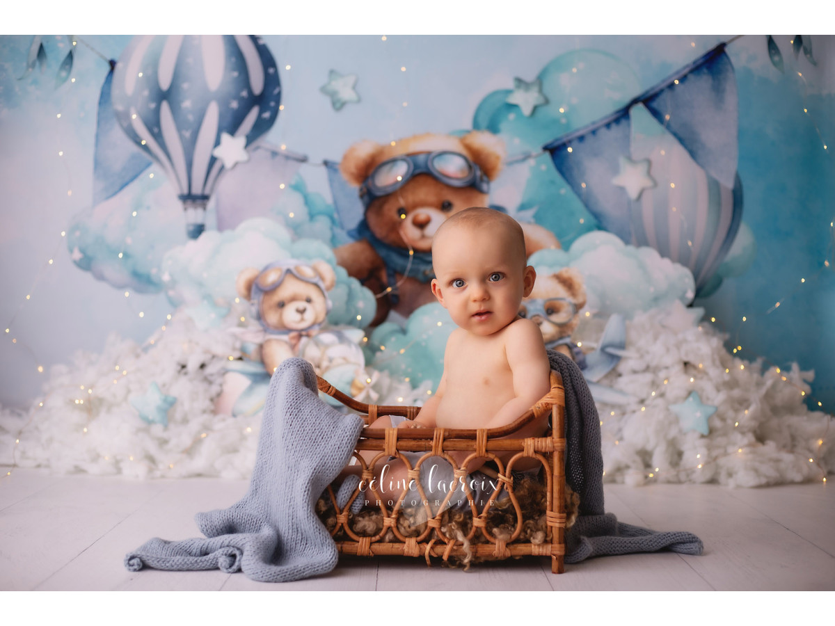 Baby & cake smash photo backdrop Ours Aviateur – plush aviator bear with hot air balloon in clouds | Colors&Drops