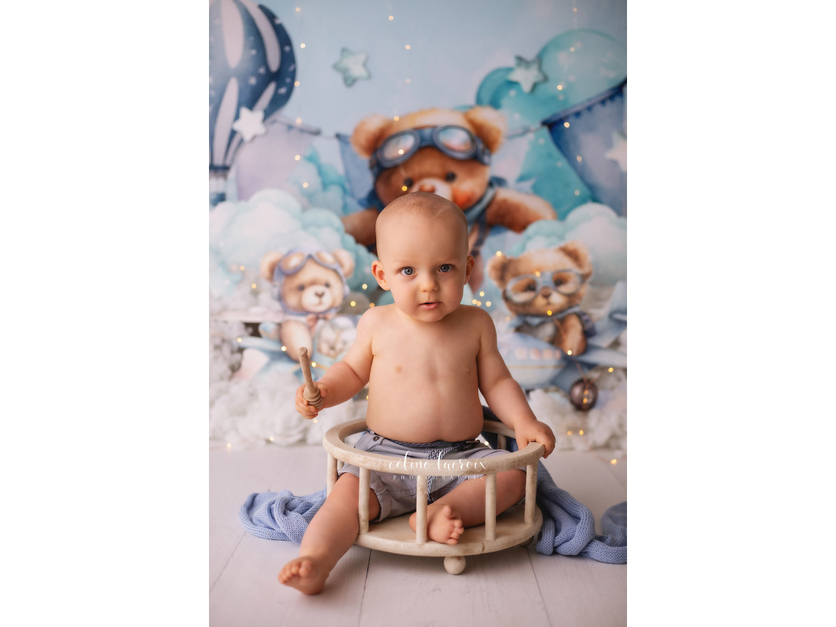 Fond photo bébé et smash cake Ours Aviateur – ours aviateur en peluche avec montgolfière dans les nuages | Colors&Drops
