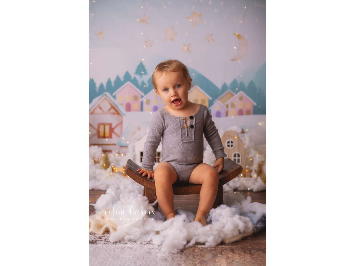 Baby & cake smash photo backdrop Petit Village D'Hiver – illustrated small winter village with houses and snow | Colors&Drops