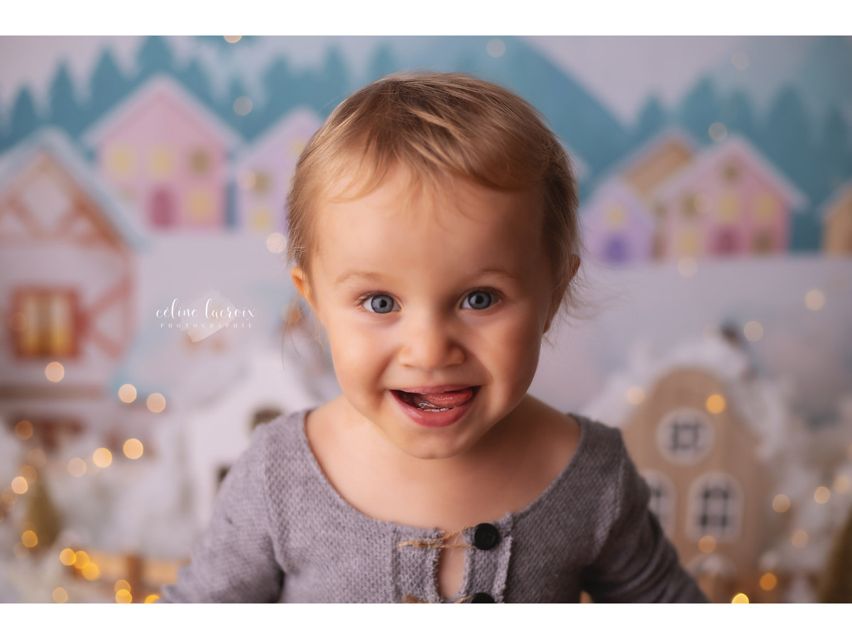 Baby & cake smash photo backdrop Petit Village D'Hiver – illustrated small winter village with houses and snow | Colors&Drops