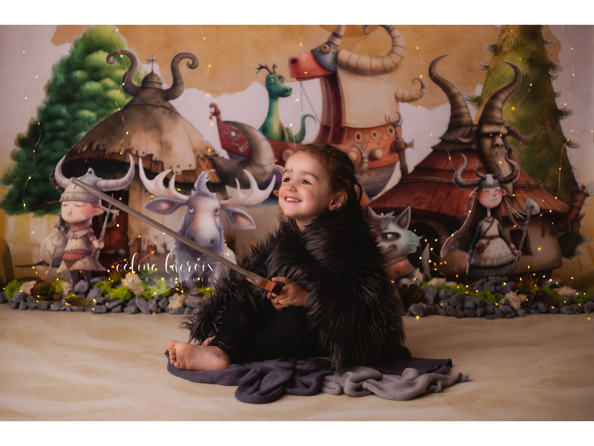 Fond photo bébé et smash cake Viking – village viking illustré avec élans et dragons | Colors&Drops