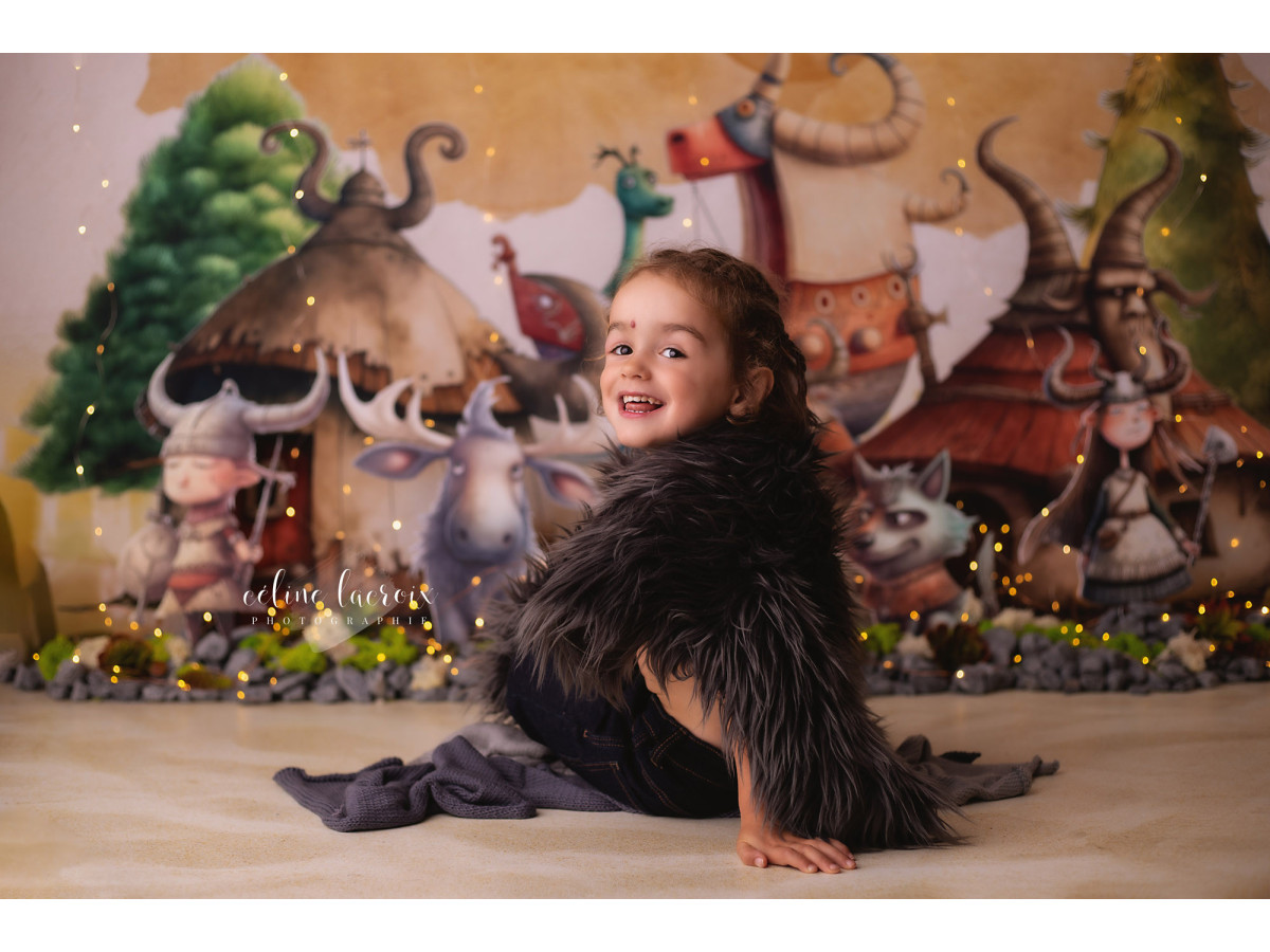 Fond photo bébé et smash cake Viking – village viking illustré avec élans et dragons | Colors&Drops