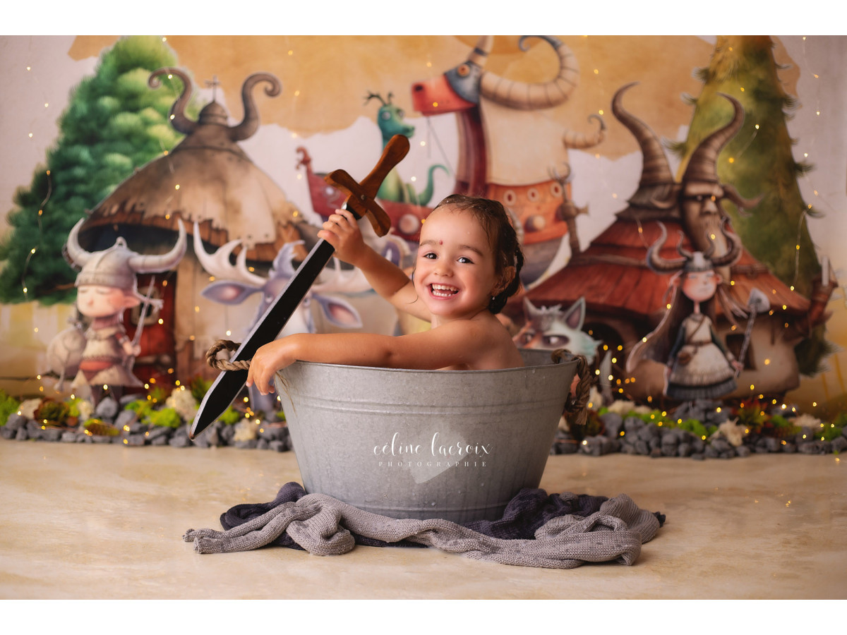 Fond photo bébé et smash cake Viking – village viking illustré avec élans et dragons | Colors&Drops