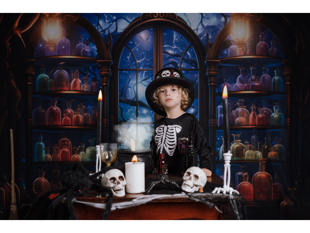 Fondo fotográfico de Halloween Potions Magiques – estantes de pociones mágicas ante ventana arqueada | Colors&Drops