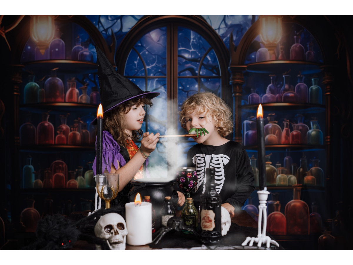 Fondo fotográfico de Halloween Potions Magiques – estantes de pociones mágicas ante ventana arqueada | Colors&Drops
