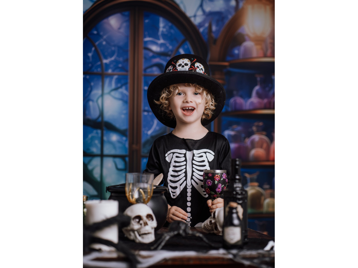 Fond photo d'Halloween Potions Magiques – étagères de potions magiques devant fenêtre cintrée | Colors&Drops