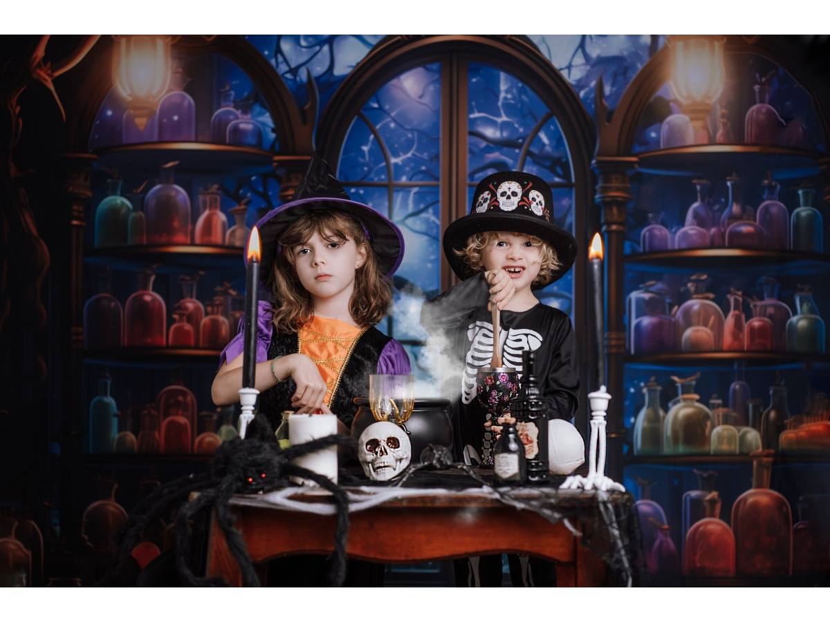 Fondo fotográfico de Halloween Potions Magiques – estantes de pociones mágicas ante ventana arqueada | Colors&Drops