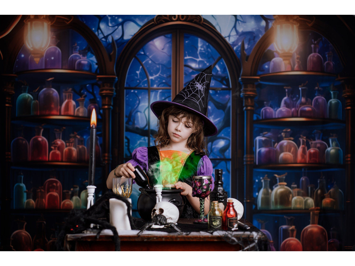 Fondo fotográfico de Halloween Potions Magiques – estantes de pociones mágicas ante ventana arqueada | Colors&Drops