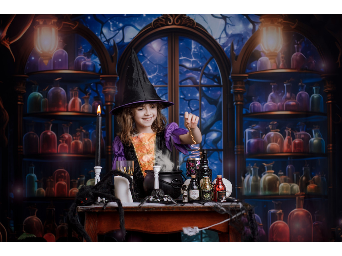 Fondo fotográfico de Halloween Potions Magiques – estantes de pociones mágicas ante ventana arqueada | Colors&Drops